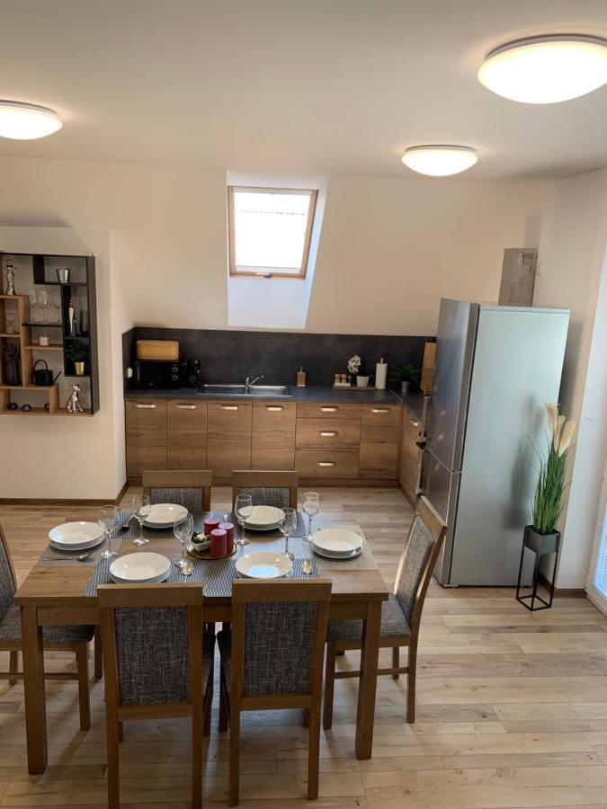 Cozy 2-Bedroom Vacation Apartment With Entire Top Floor Gaj  Eksteriør billede
