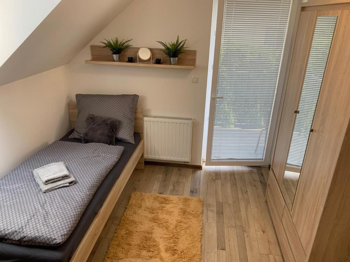 Cozy 2-Bedroom Vacation Apartment With Entire Top Floor Gaj  Eksteriør billede