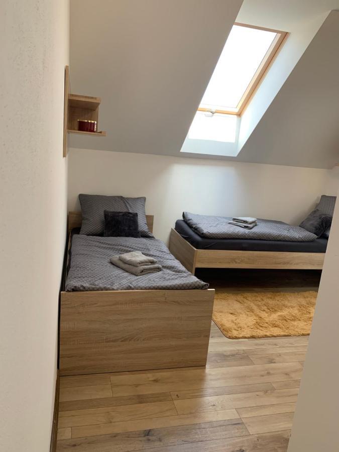 Cozy 2-Bedroom Vacation Apartment With Entire Top Floor Gaj  Eksteriør billede