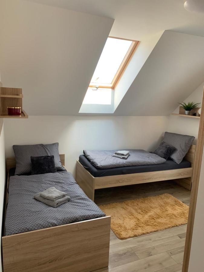 Cozy 2-Bedroom Vacation Apartment With Entire Top Floor Gaj  Eksteriør billede